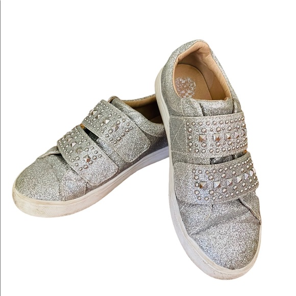 Girls unique silver shoes with studs Vince Camuto. Size 2M - Picture 2 of 3